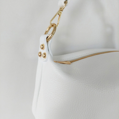 Ledertasche Handtasche klein rechteckig goldene Ringe, Snow White