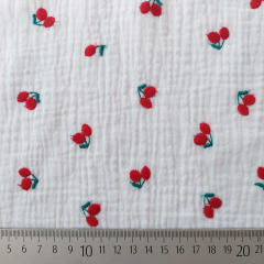 bestickter Musselin Stoff Kirschen rot gr�n wei� Double Gauze Meterware