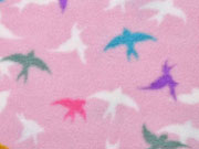 RESTST�CK 25 cm Fleece Stoff Schwalben, bunt auf rosa