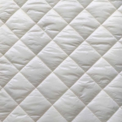 Steppstoff Rauten wattiert matt gl�nzend, cremewei�