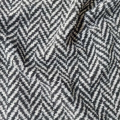 Strickstoff Fischgr�t Zickzackmuster dick weich, schwarz grauwei�