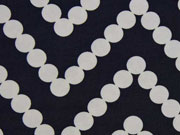 Chiffon Punkte als Zickzack, wei� auf dunkelblau