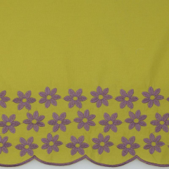 Baumwollstoff uni einseitig bestickte Bogenkante Blumen, pflaume gelbgr�n