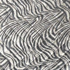 Steppstoff Animal Print Zebramuster wattiert, grau cremewei�