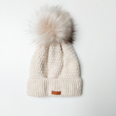 M�tze Strickstoff Kn�pfmuster mit Fellbommel - wollwei�